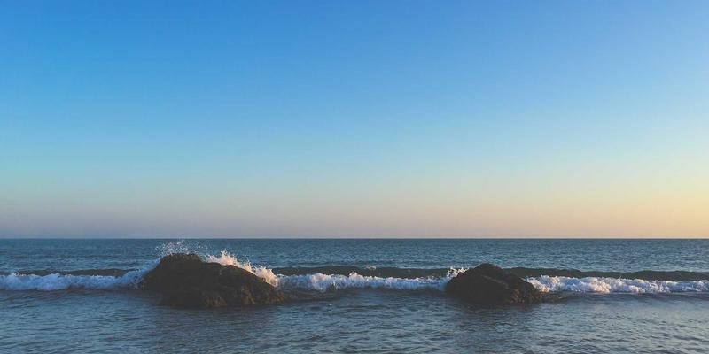 从啤酒到潮流配饰:摩森‘社区酒吧’如何用一条围巾、一条项链,重塑本地化营销新范式